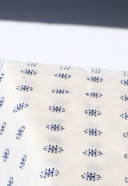 Motivos azules sobre tela de algodón muselina de Bengala por yarda, 45 pulgadas de ancho, 157 GSM